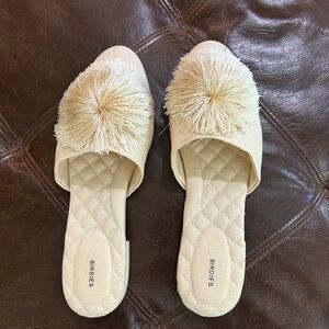 Like NEW Birdies Songbird Pom Pom Mules Champagne Size 11